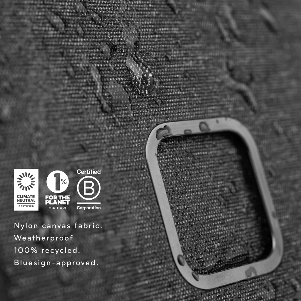 Peak Design Phone Case for iPhone 14/13 Fabric for motorcycles shows waterproofing